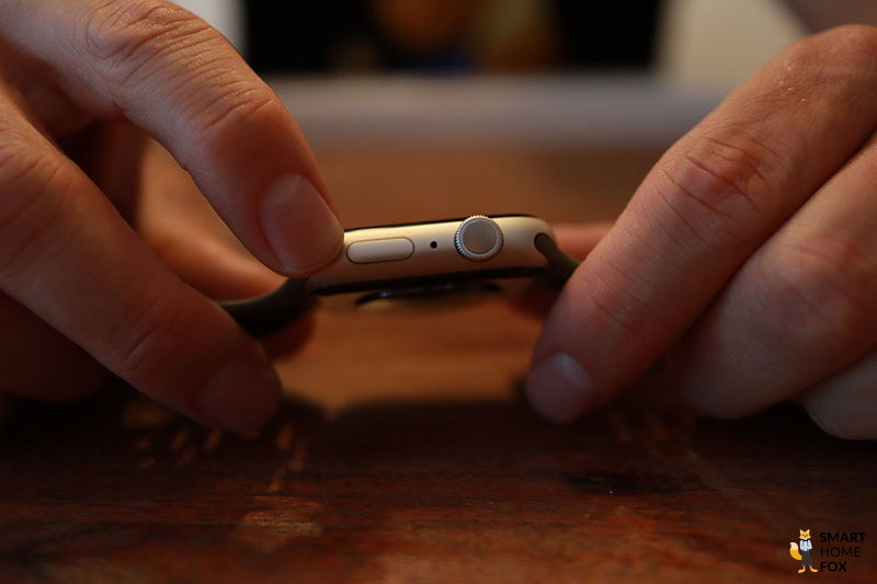 Man sieht Taste und Krone der Apple Watch 8.